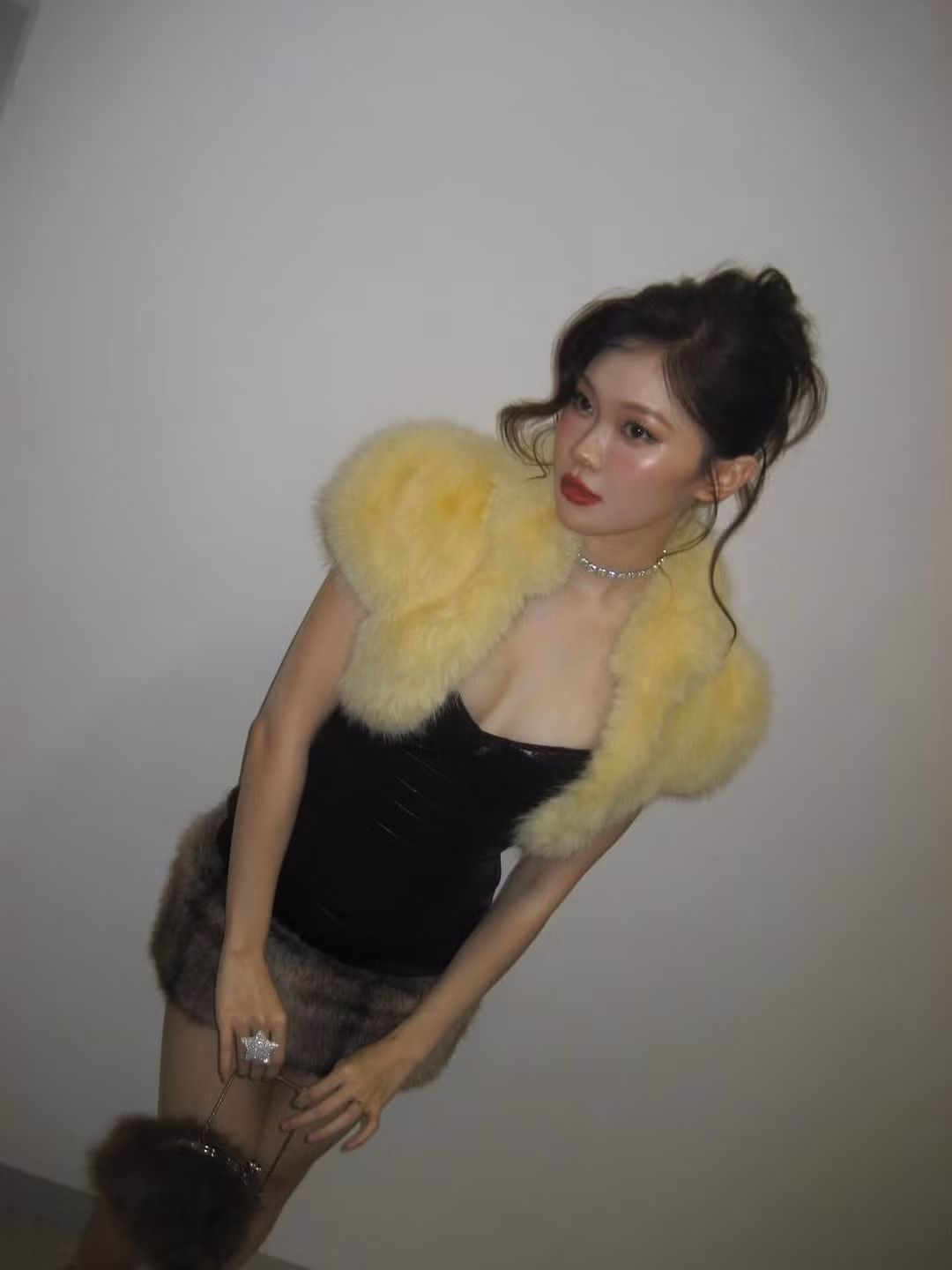 Ngoài ra, Ly Phạm kết hợp với 1 số phụ kiện như dây chuyền choker kim cương lấp lánh hay nhẫn to bản statement.