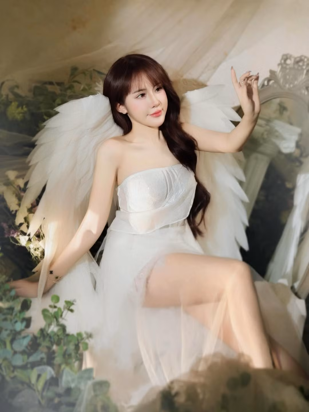 Trong bộ ảnh mới nhất, Lê Tuyết Anh rũ bỏ vẻ ngoài sắc sảo, năng động thường thấy để khoác lên mình bộ váy trắng tinh khôi, kết hợp cùng đôi cánh thiên thần lộng lẫy. (Ảnh: IGNV)