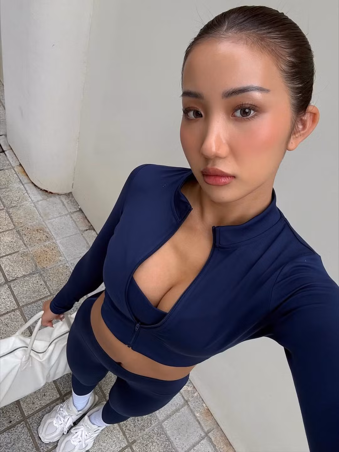 Huyền 2k4 khéo léo chọn áo bra thể thao dáng chữ V (sports bra) cùng quần legging cạp cao, ôm sát. Thiết kế này không chỉ tạo sự thoải mái mà còn giúp tôn lên vòng một đầy đặn cùng đường cong hình thể mềm mại. (Ảnh: IGNV)