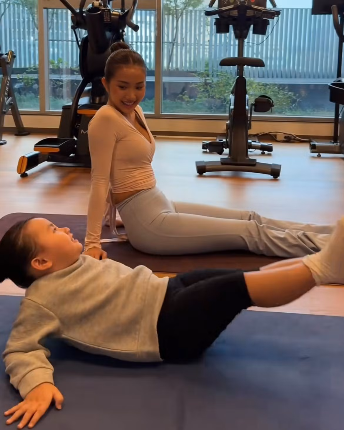 Một trong những hoạt động khiến dân mạng thích thú nhất chính là việc hai mẹ con cùng nhau tập luyện thể dục, như tập yoga, hay đi chơi tennis.