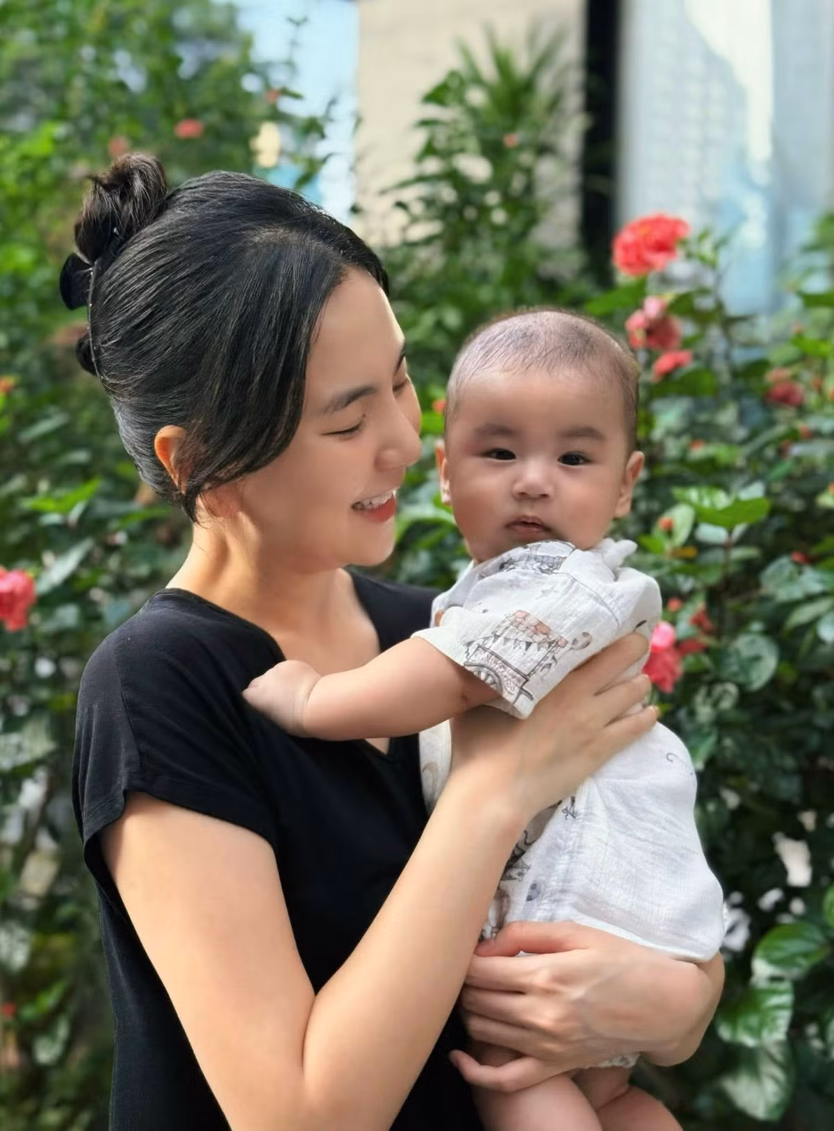 MC Mai Ngọc vừa khiến cộng đồng mạng "tan chảy" khi chia sẻ những hình ảnh mới nhất của con trai nhỏ sắp 5 tháng tuổi. Trong loạt ảnh được đăng tải, cậu bé xuất hiện với vẻ ngoài kháu khỉnh, đáng yêu khiến ai nhìn cũng phải xuýt xoa. (Ảnh: FBNV)