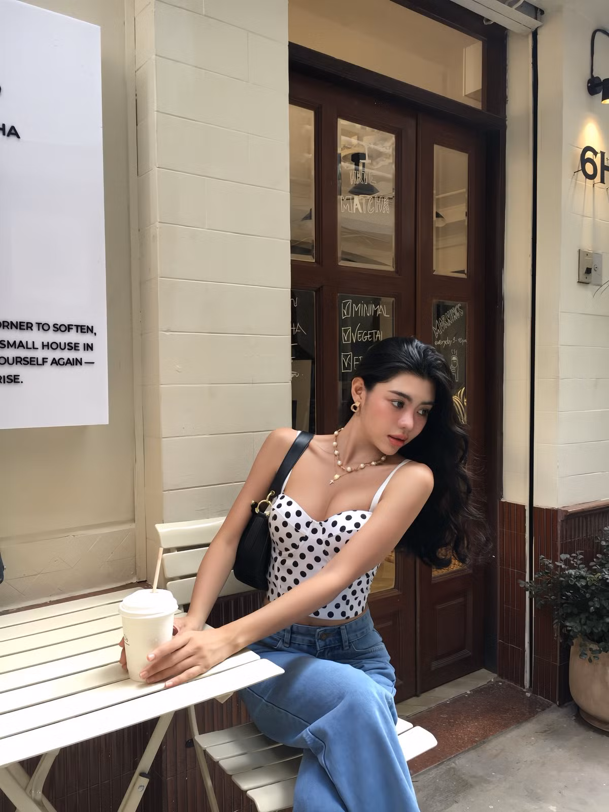 Bảo Nghi thường lựa chọn những thiết kế ôm sát hoặc có phần cắt xẻ tinh tế, tôn lên đường nét cơ thể. (Ảnh: FBNV)