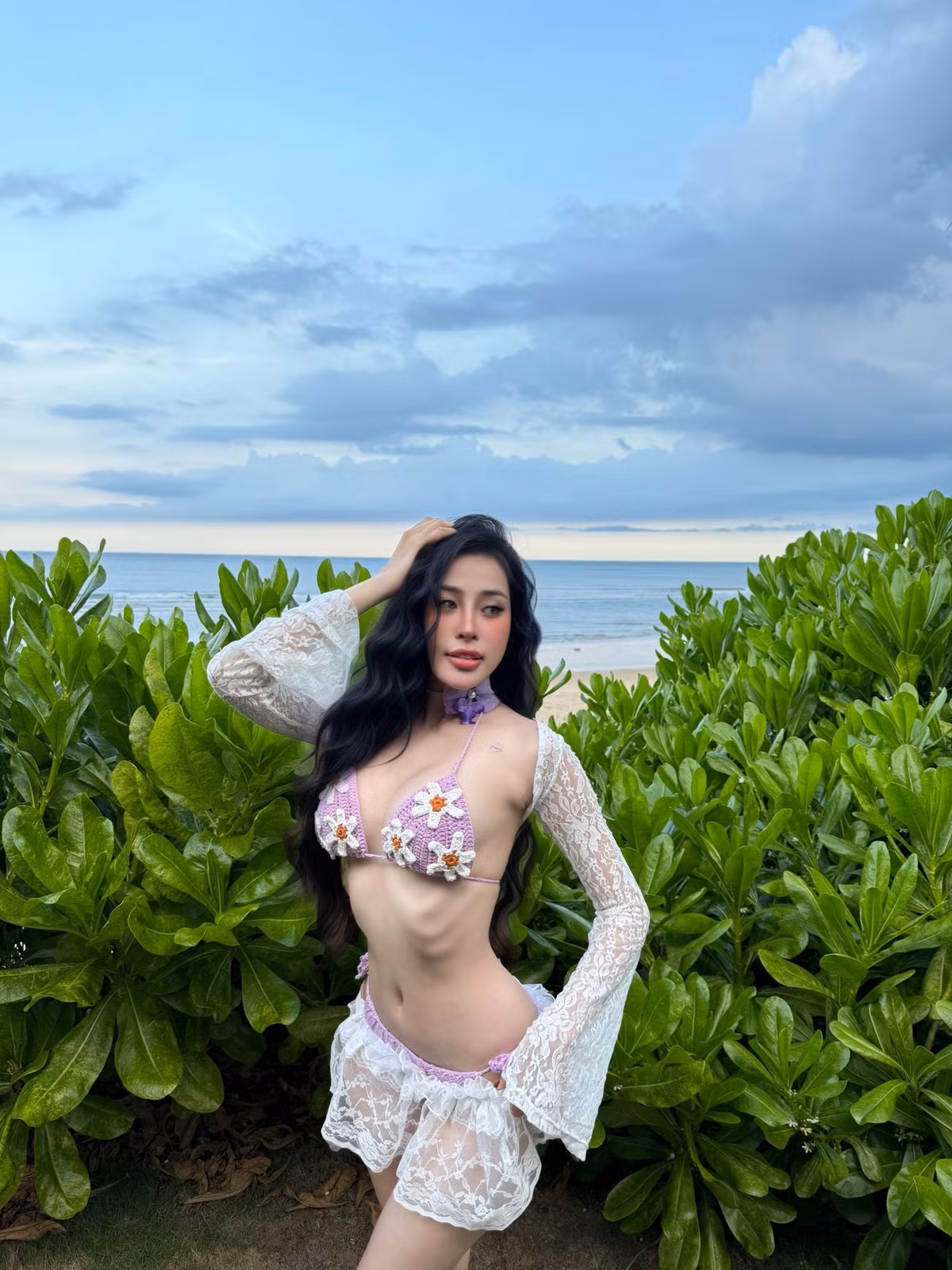 Bộ ảnh của Hồng Vy không chỉ khoe được nhan sắc nổi bật mà còn thể hiện gu thẩm mỹ tinh tế. Sự kết hợp hoàn hảo giữa trang phục, bối cảnh và thần thái đã giúp cô nàng ghi điểm tuyệt đối trong lòng người hâm mộ. (Ảnh: Instagram @vymiu99)