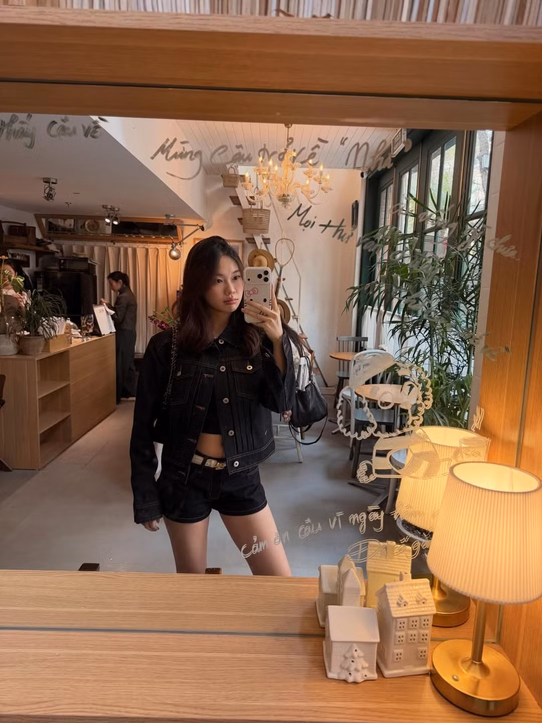 Cô nàng lựa chọn lối trang điểm nhẹ nhàng như có như không với màu má hồng phớt nhẹ, cùng với đó là kiểu tóc uốn sóng lơi tự nhiên. (Ảnh: IGNV)