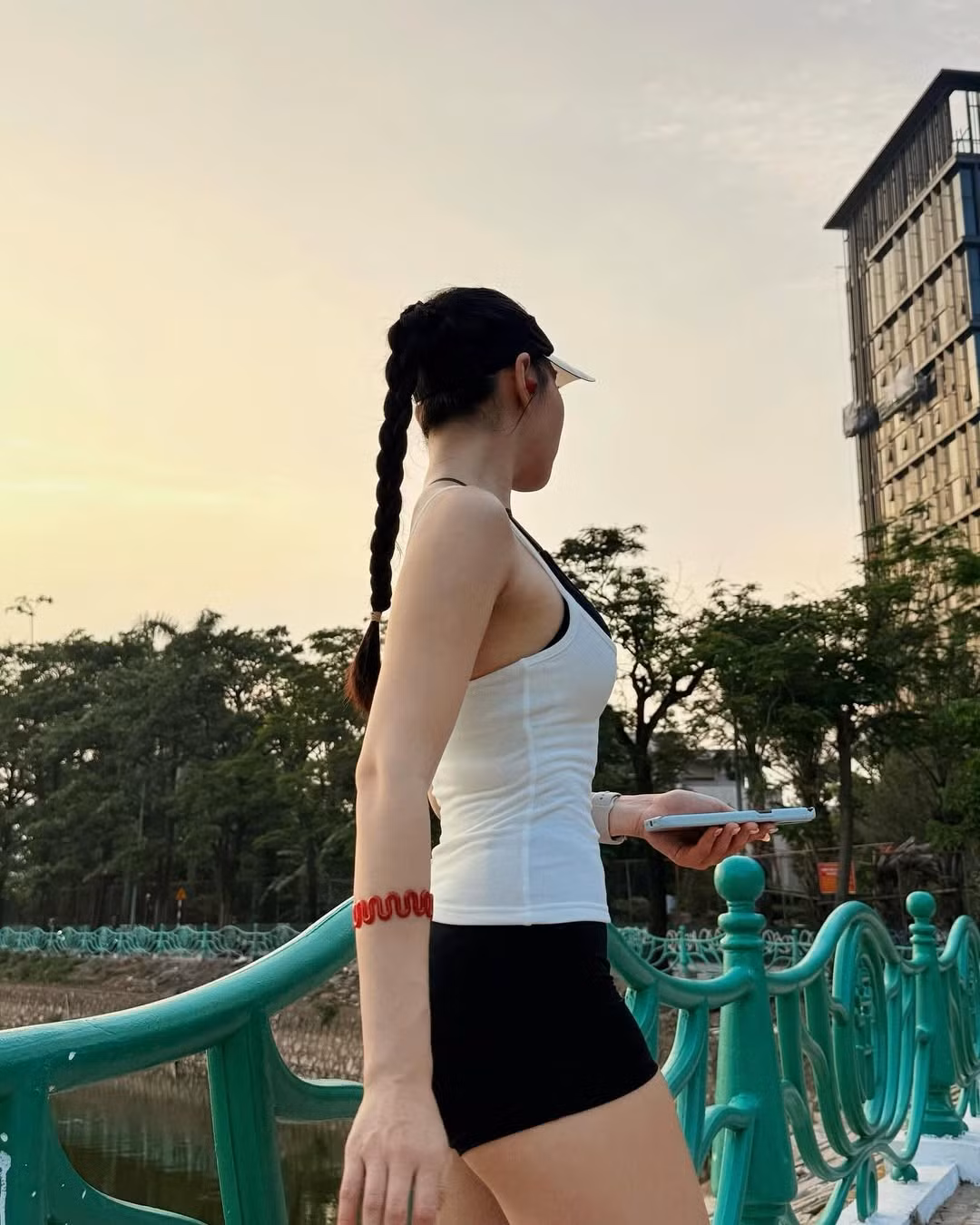 Trong những bức ảnh được chia sẻ, Đỗ Mỹ Duyên xuất hiện với trang phục thể thao đơn giản nhưng cực kỳ tôn dáng: áo ba lỗ trắng khoe bờ vai thon gọn và vòng eo săn chắc, kết hợp cùng quần shorts đen ôm sát làm nổi bật đôi chân dài quyến rũ.