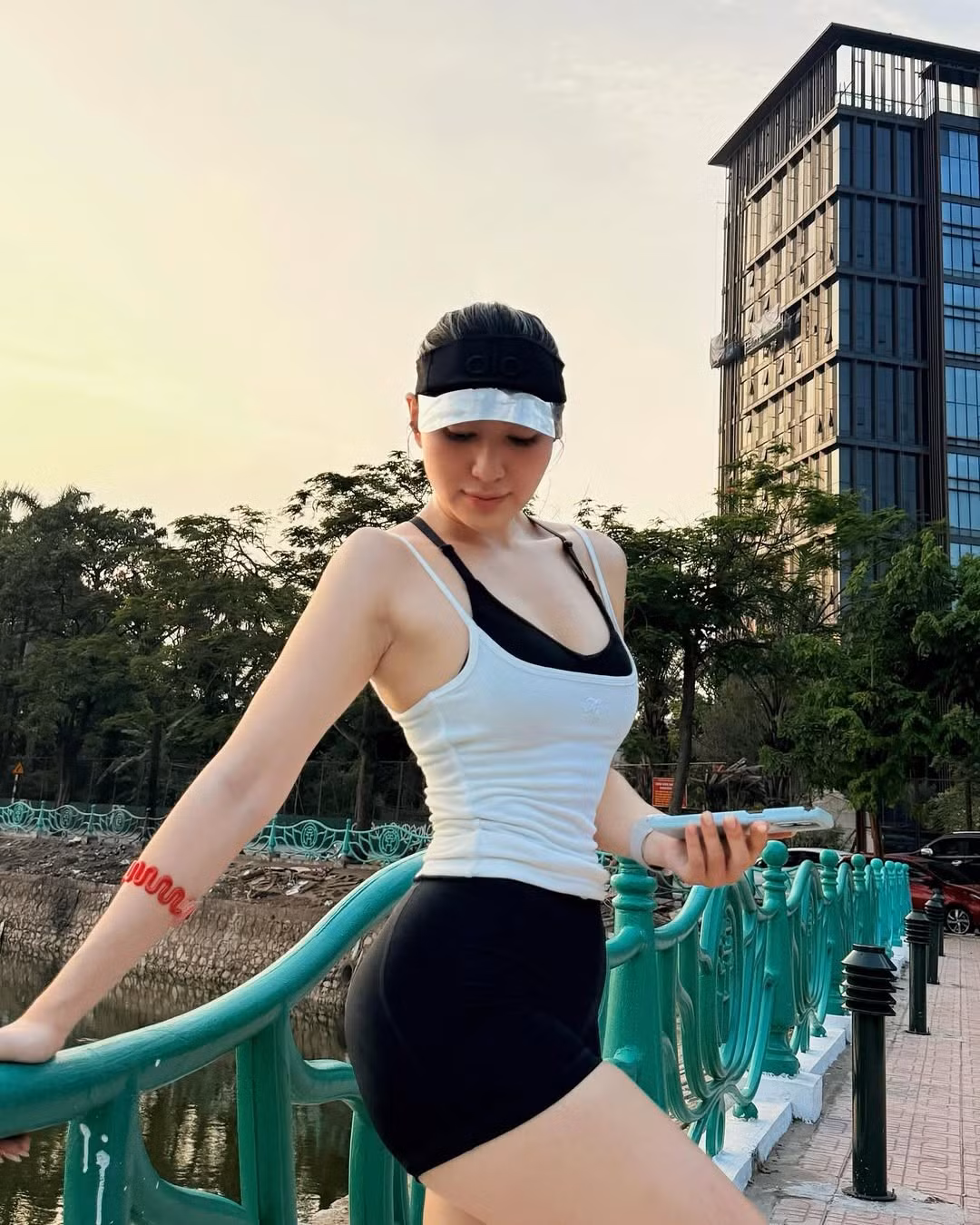 Trong loạt ảnh được chia sẻ, Mỹ Duyên chia sẻ cô cùng người bạn của mình thực hiện thử thách chạy bộ 15km.