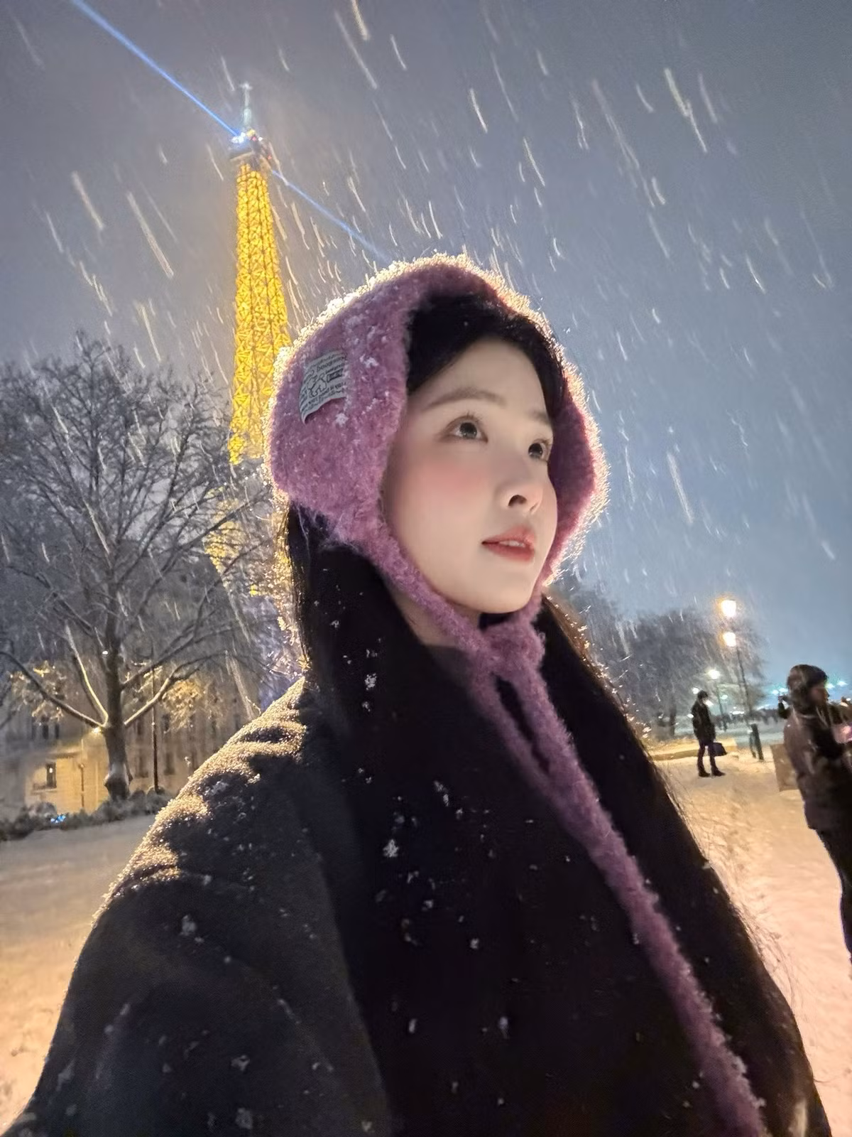 Chiếc mũ len balaclava màu hồng chính là món đồ "chiếm sóng" nhất trong loạt ảnh, không chỉ giữ ấm tuyệt đối mà còn tôn lên gương mặt nhỏ nhắn, thanh tú. (Ảnh: IGNV)