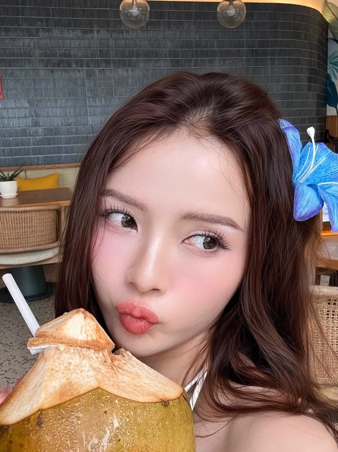 Để tăng thêm phần nữ tính và duyên dáng, Lan Hương khoác ngoài một chiếc váy lưới trắng mỏng manh, tạo hiệu ứng mềm mại và bay bổng trong gió biển. (Ảnh: IGNV)