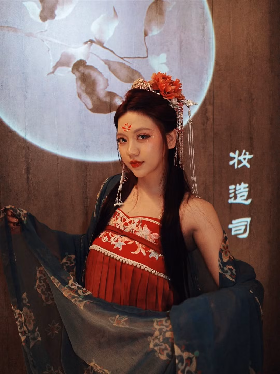 Phụ kiện đầu cũng được cô nàng chăm chút kỹ lưỡng. Chiếc trâm cài đầu cầu kỳ với hoa tươi, hạt châu và những chuỗi ngọc rủ dài lấp lánh đã hoàn thiện vẻ ngoài của một nàng tiểu thư quyền quý. (Ảnh: IGNV)
