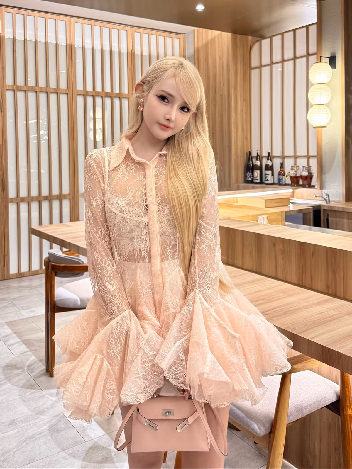 Trên Instagram, cô sở hữu hơn 904.000 người theo dõi và thường xuyên chia sẻ những hình ảnh về cuộc sống cũng như sự nghiệp DJ của mình. (Ảnh: FBNV)