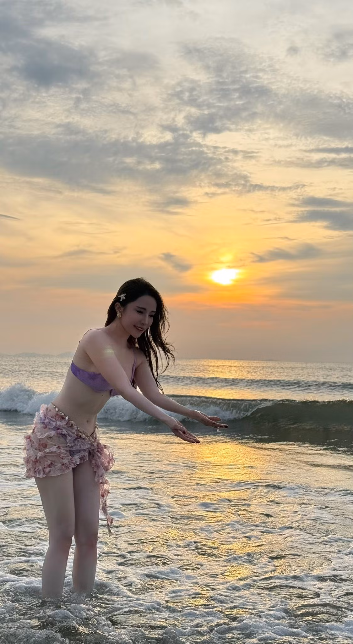 Trong loạt ảnh, nữ diễn viên diện một bộ bikini màu tím pastel nhẹ nhàng nhưng không kém phần gợi cảm.