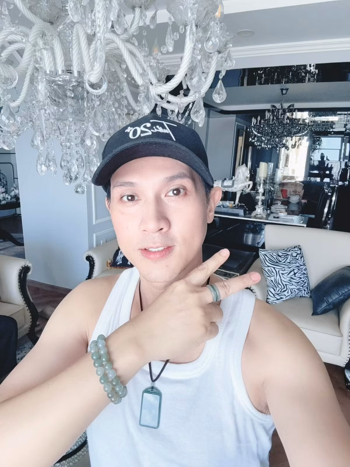 Mới đây, trên trang cá nhân của mình, ca sĩ Nguyên Vũ đã thu hút sự chú ý lớn từ cộng đồng mạng khi đăng tải thông tin cho thuê một căn penthouse (Sky Villa) có diện tích "khủng" lên đến 650m2. Được biết, đây là bất động sản hoàn toàn mới do nam ca sĩ chuẩn bị cho mẹ, nhưng vì gia đình không có nhu cầu ở nên anh quyết định tìm khách thuê.