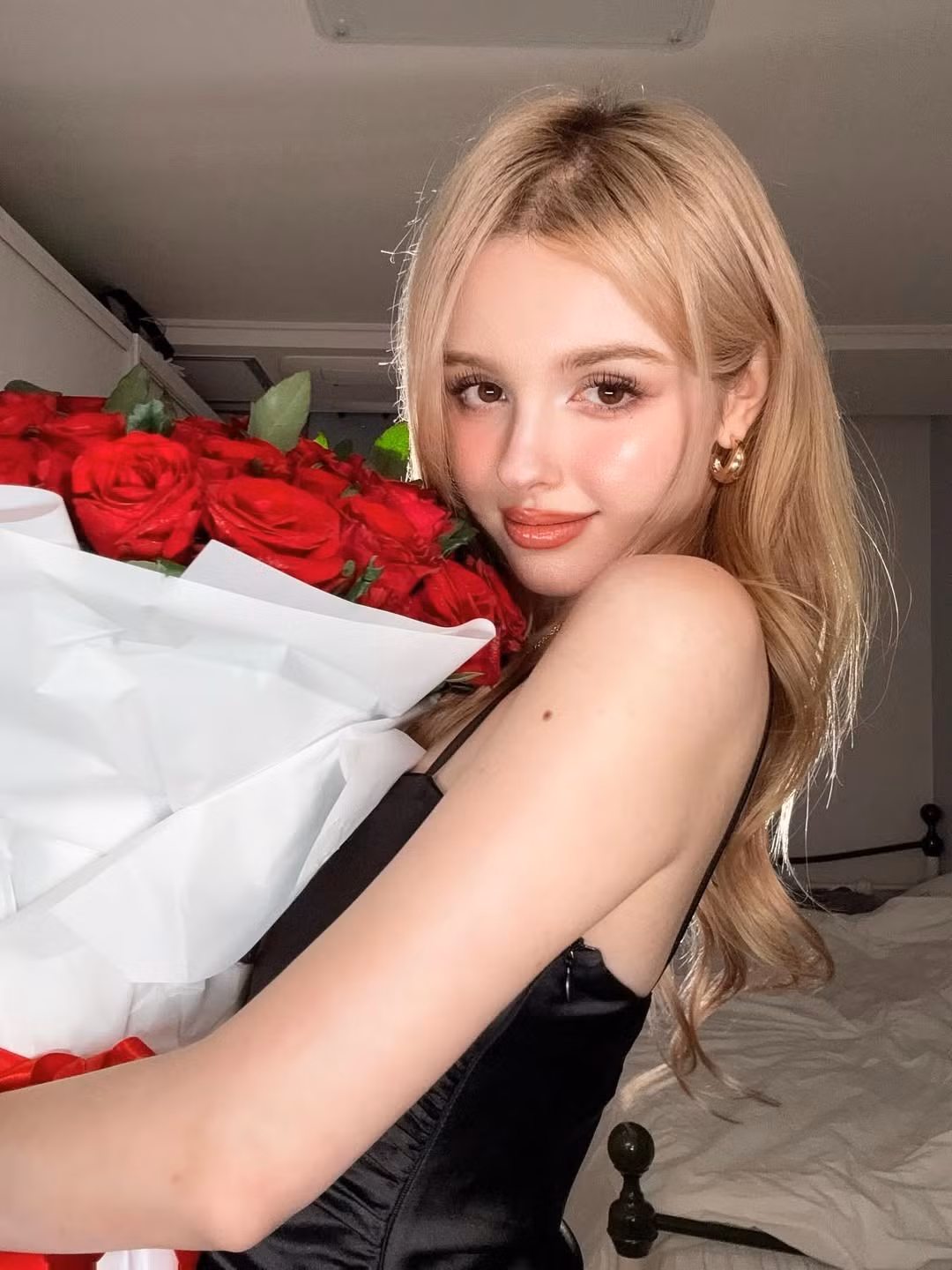 Trong bộ ảnh mới nhất, Karimova Elina diện chiếc váy hai dây bằng lụa đen, đơn giản nhưng không kém phần quyến rũ, nhẹ nhàng ôm trọn bó hoa hồng đỏ rực. (Ảnh: IGNV)