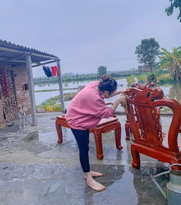 Cứ đến hẹn lại lên, khi những tờ lịch cuối cùng của năm cũ sắp cạn, một "lời nguyền" lại được lặp lại tại hàng triệu gia đình Việt Nam: Dọn bộ bàn ghế rồng phượng. Thiết kế này được ưu ái lựa chọn với các bậc phụ huynh bởi sự sang trọng, thế nhưng với giới trẻ, đây dường như là nỗi "ám ảnh kinh hoàng".