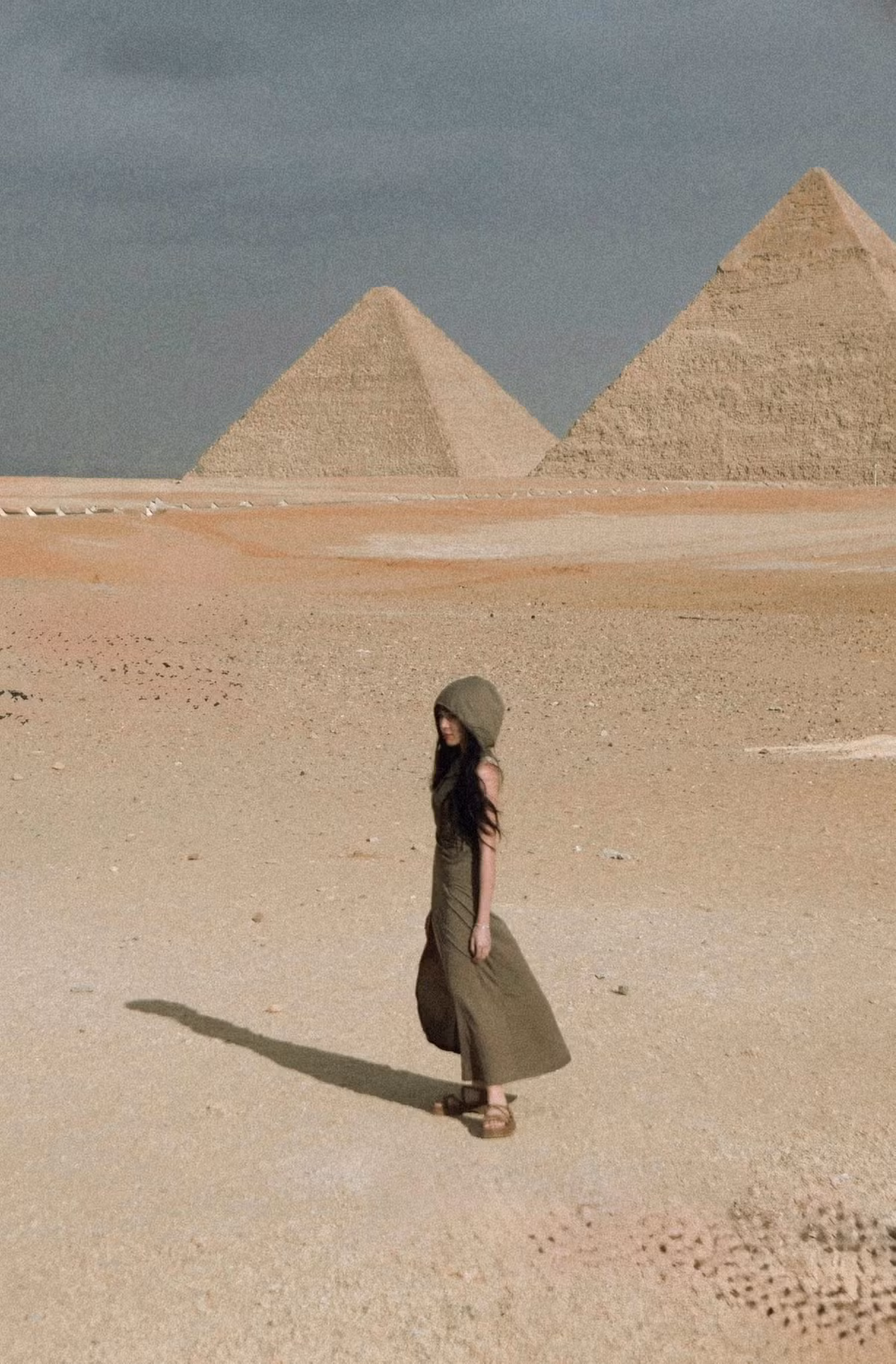 Khánh Vân cho biết, Kim tự tháp Giza là địa điểm cô khao khát được đặt chân đến nhất trong chuyến đi lần này. Để hiện thực hóa ước mơ, nữ diễn viên đã không tiếc công sức và tiền bạc: “Tui đã bỏ gần 100 triệu cho chuyến đi này cùng với 2 ngày bay, cả chuyến quốc tế lẫn chuyến nội địa”. (Ảnh: IGNV)