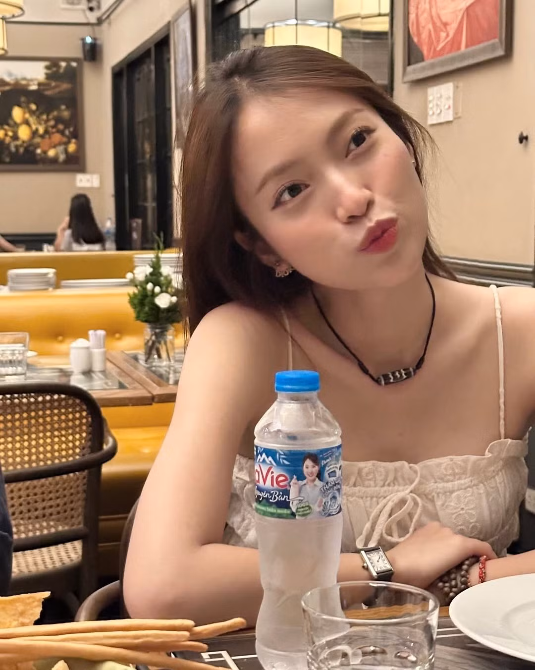 Tuy nhiên, trong cuộc sống thường ngày, cô nàng lại thường xuyên thay đổi phong cách từ năng động, cá tính đến nữ tính, ngọt ngào như trong bộ ảnh mới này. (Ảnh: IGNV)
