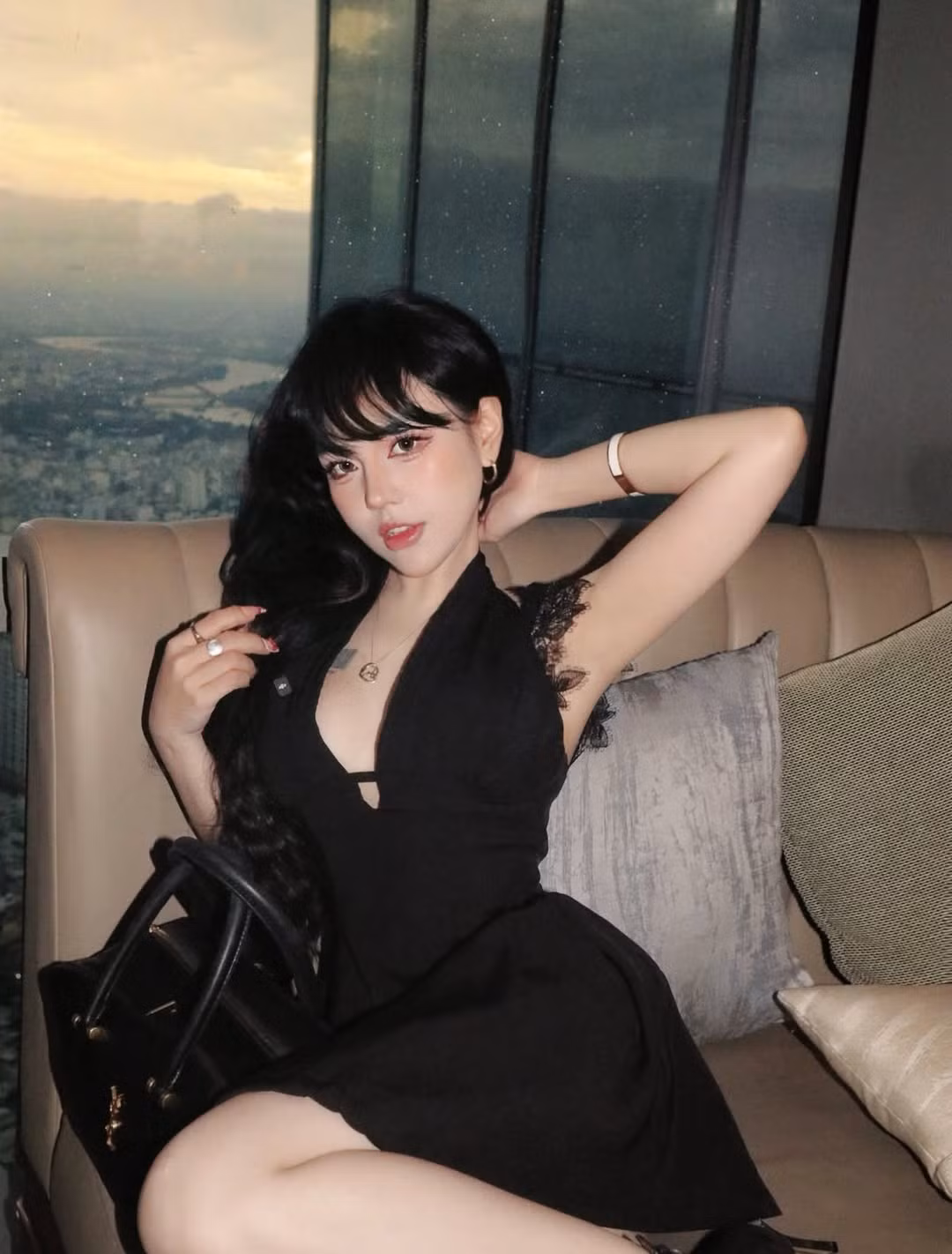 Không chỉ thu hút bởi trang phục, Bảo Khuyên Susan còn "đốn tim" người xem với phong cách trang điểm sắc sảo đầy cuốn hút, cùng mái tóc đen dài bồng bềnh. (Ảnh: IGNV)