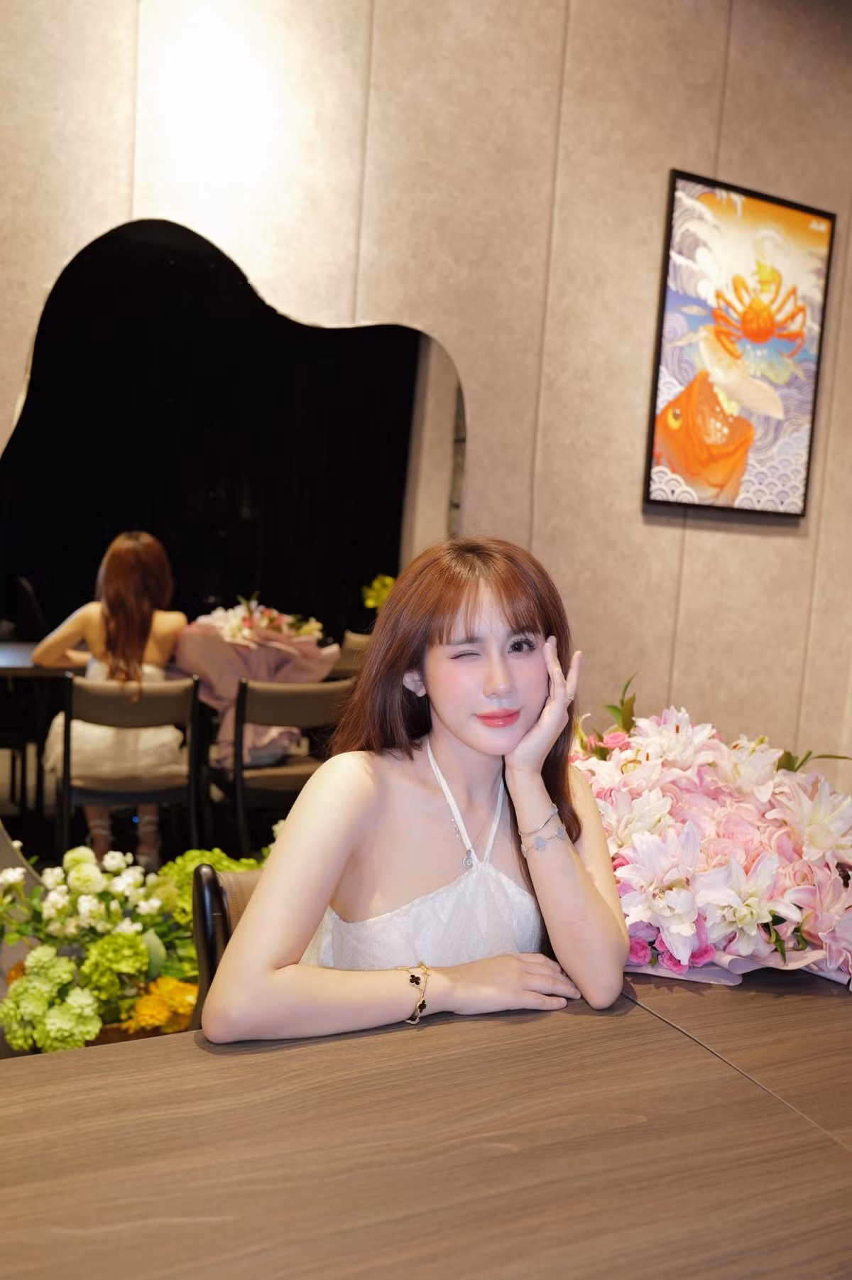 Khoác lên mình chiếc váy hai dây màu trắng tinh khôi với chất liệu voan bồng bềnh, Lê Tuyết Anh toát lên vẻ đẹp mong manh, nữ tính. Mái tóc nâu buông xõa nhẹ nhàng cùng cách trang điểm tự nhiên, ngọt ngào càng làm nổi bật nhan sắc "kẹo ngọt" của cô. (Ảnh: FBNV)