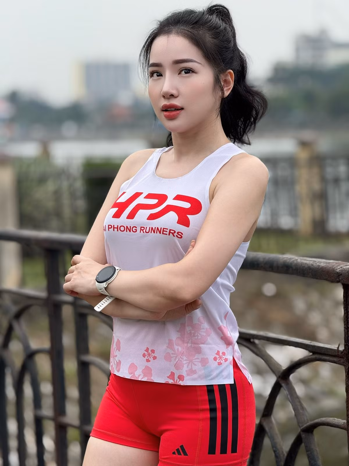 Cô nàng hiện đang làm y tá tại Hải Phòng, bắt đầu làm quen với chạy bộ được một thời gian và nhanh chóng chinh phục các cự ly từ 5km, 10km và hiện tại là 20km, thậm chí có kế hoạch chinh phục cự ly Full Marathon 42km. (Ảnh: FBNV)