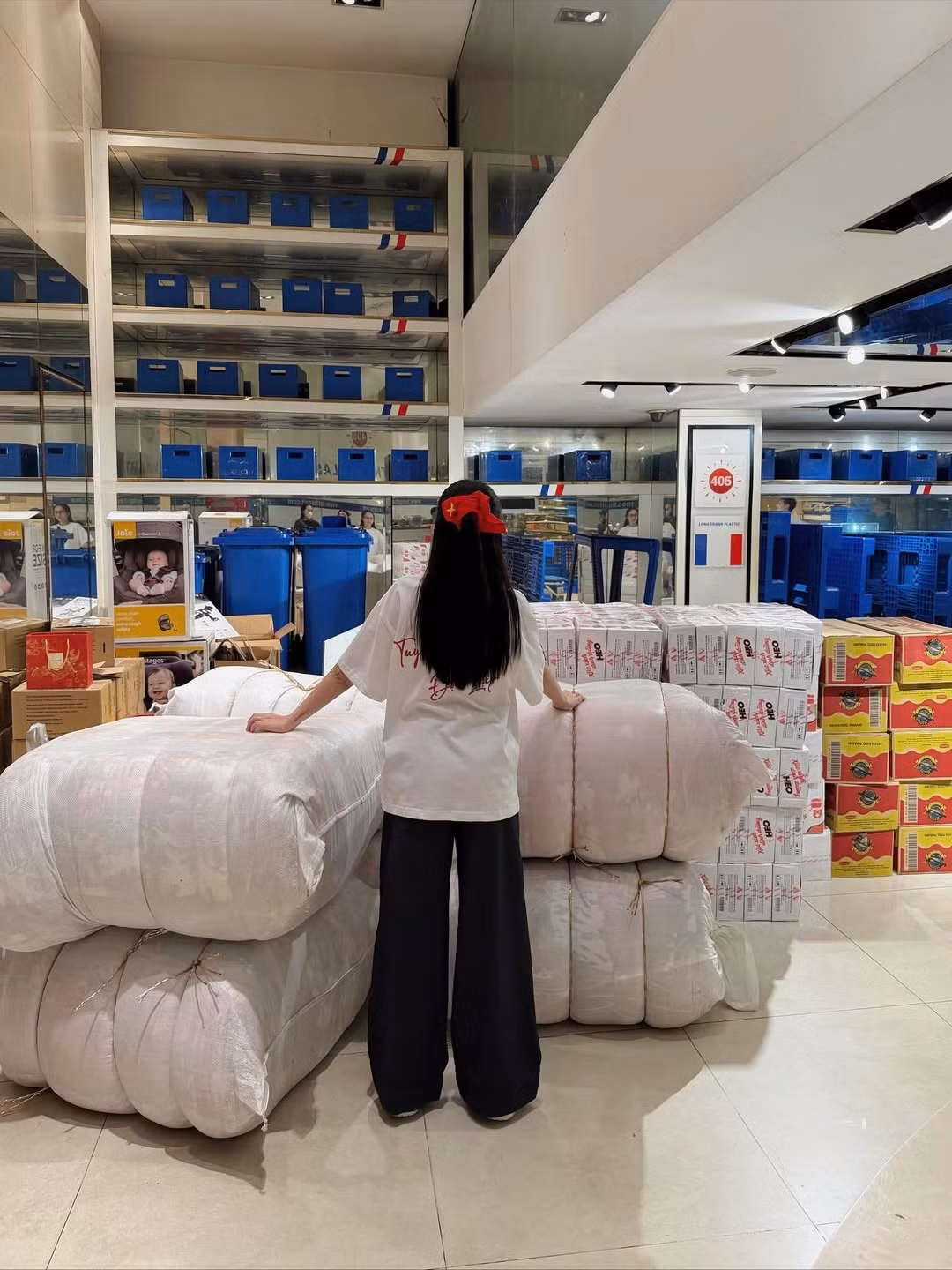 Loạt hình ảnh được Joyce Phạm chia sẻ trên trang cá nhân cho thấy không khí khẩn trương nhưng tràn đầy sự nhiệt huyết tại điểm tập kết ở Sài Gòn. (Ảnh: IGNV)