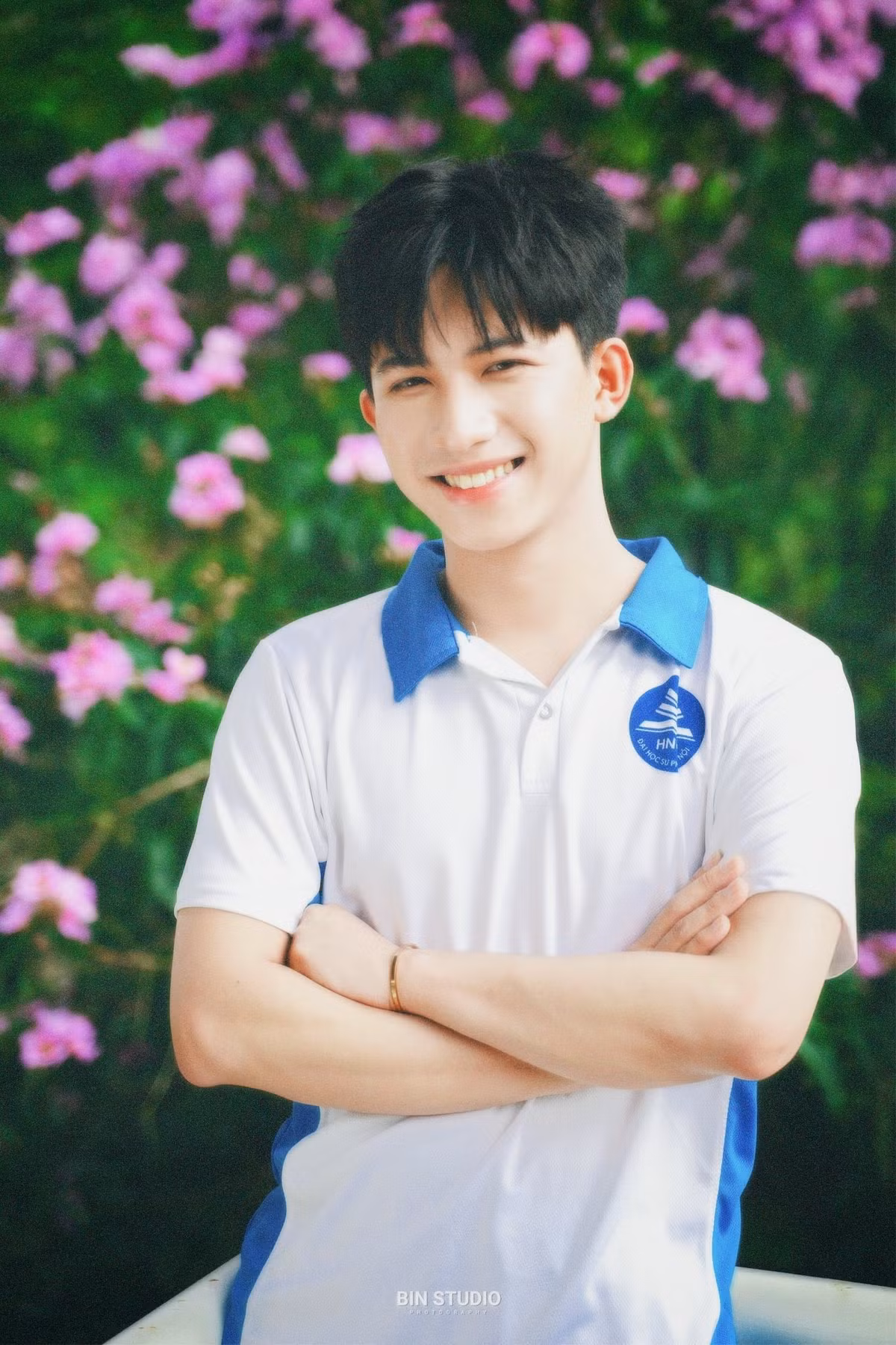 Tuy nhiên, đằng sau những ánh hào quang đó là một cuộc đấu tranh nội tâm dữ dội. Trong tâm thư chia sẻ trên trang cá nhân, Tùng Sơn tâm sự: "22 năm qua, em đã sống với một khát khao tìm kiếm bản ngã... Em không thể là chính mình, em phải gồng mình để vừa vặn với những gì mà xã hội mong đợi. Nhưng trong sâu thẳm, em luôn cảm thấy có một ngọn lửa đang cháy, khát khao được sống thật với chính bản thân." (Ảnh: FBNV)