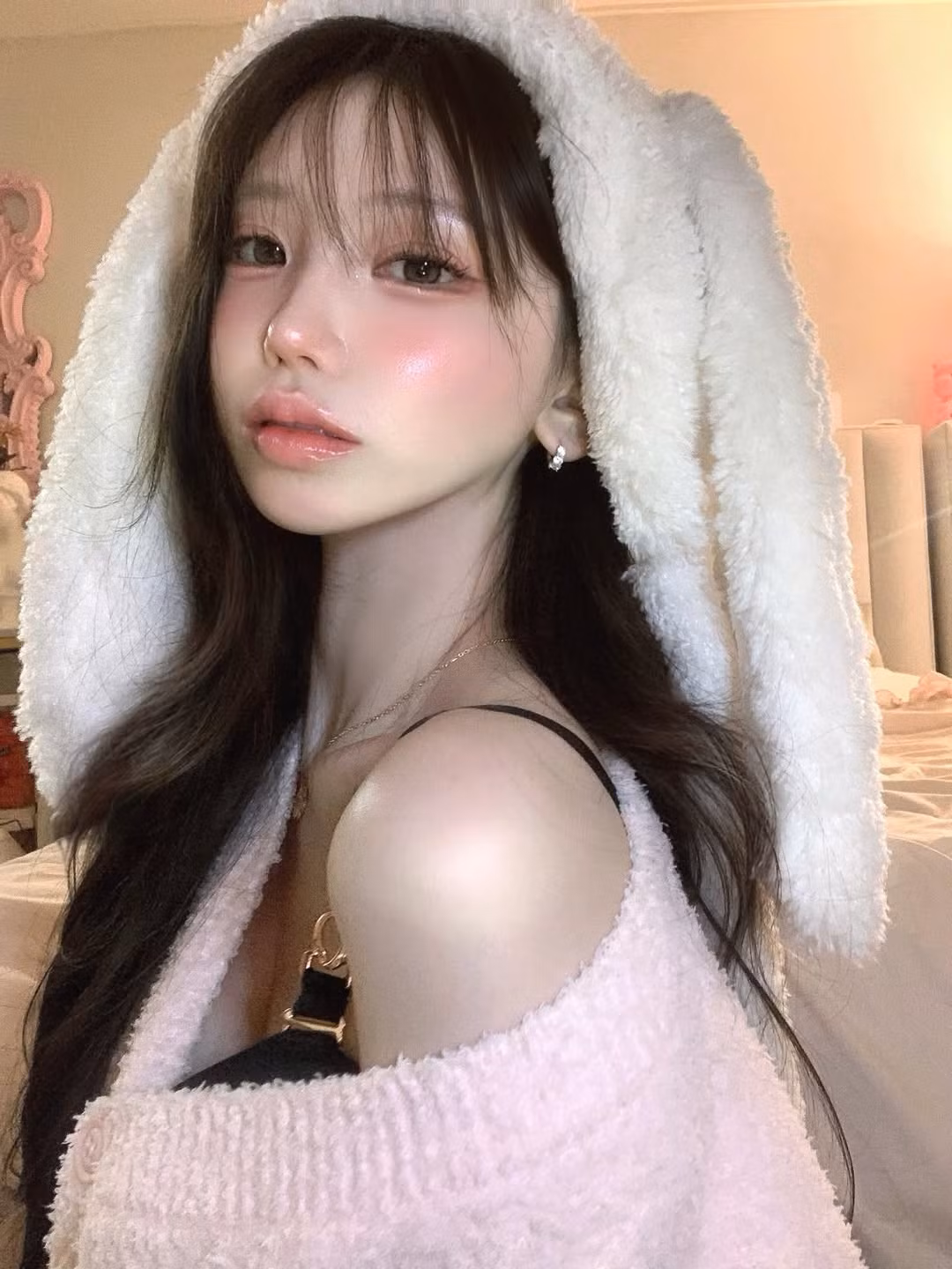 Với gần 1 triệu lượt theo dõi trên Instagram, cô không chỉ nổi tiếng bởi gương mặt búp bê mà còn nhờ vóc dáng nóng bỏng với những đường cong "đốt mắt". (Ảnh: IGNV)