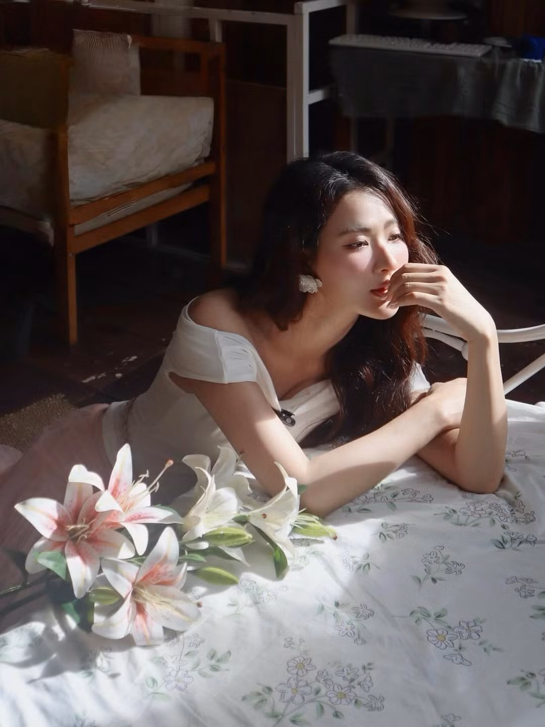 Nữ diễn viên Minh Trang đang là cái tên được chú ý sở hữu vóc dáng nổi bật, nét mặt cuốn hút cùng lối diễn xuất ấn tượng. Cô nàng được nhiều người gọi với danh xưng "nàng thơ màn ảnh" nhờ sở hữu nhan sắc xinh đẹp cùng khí chất tiểu thư ngọt ngào.