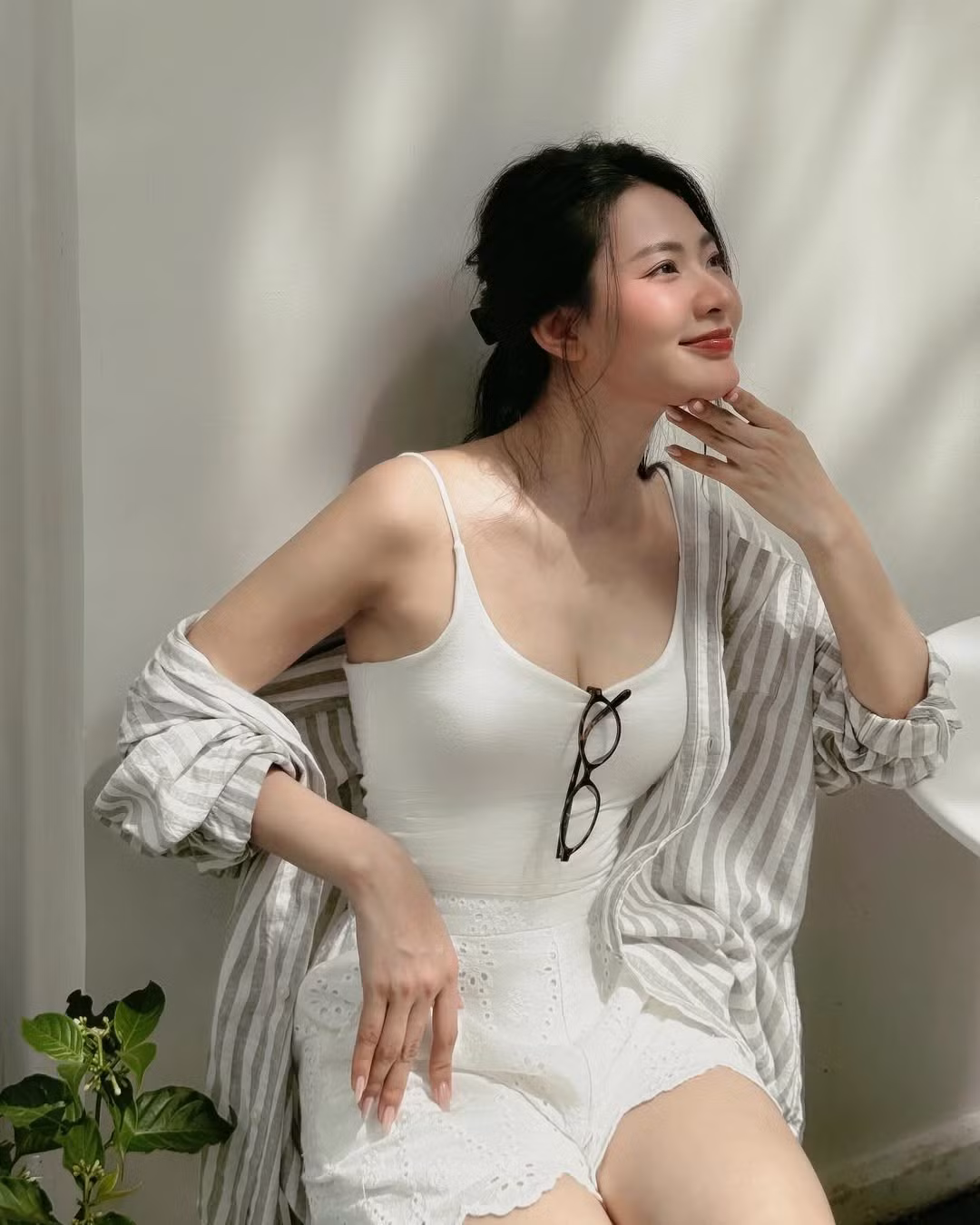 Nàng thơ sinh năm 1995 sở hữu gương mặt thanh tú, cuốn hút đậm chất Á Đông.