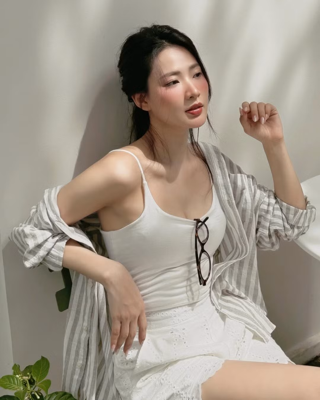 Không cần đến trang phục lộng lẫy hay đạo cụ cầu kỳ, Minh Trang vẫn khẳng định được đẳng cấp visual chuẩn nàng thơ qua giao diện dịu dàng, thu hút ánh nhìn ngay từ cái nhìn đầu tiên.