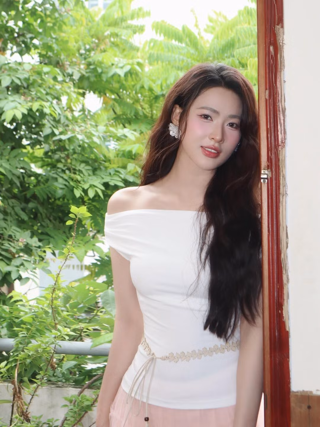 Mới đây, cô nàng khiến cộng đồng mạng phải xuýt xoa với loạt ảnh mang đậm phong thái thần tiên tỷ tỷ. Diện trang phục trắng phối cùng chân váy voan hồng pastel bồng bềnh, nữ diễn viên khiến khán giả không khỏi liên tưởng đến một nàng thơ bước ra từ cổ tích.