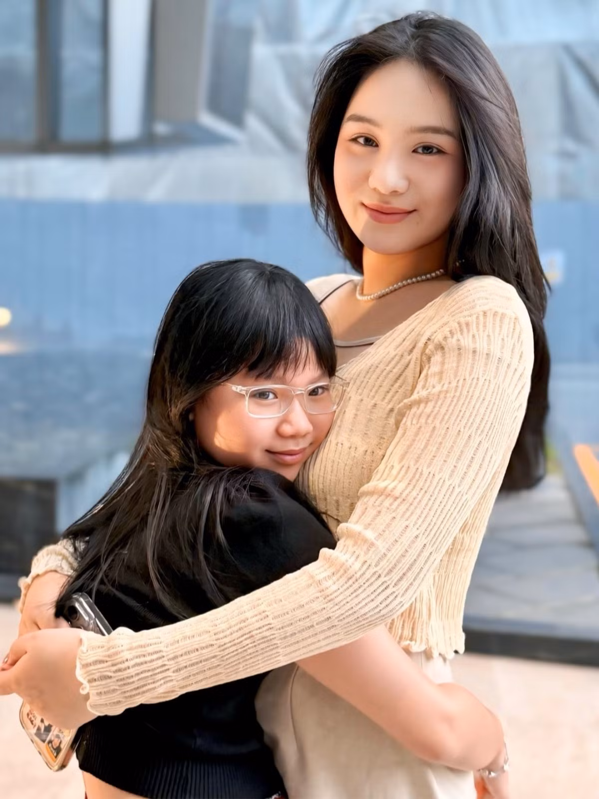 Có mẹ là Á hậu, diễn viên nổi tiếng, thế nhưng Khánh Ngân cũng ít xuất hiện tại các sự kiện giải trí vì bận học, chỉ thỉnh thoảng hỗ trợ mẹ tại các chương trình quan trọng.