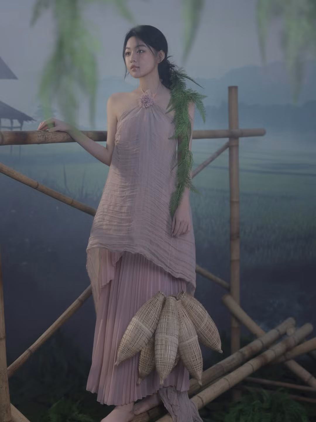 Khác với vẻ dịu dàng hiện đại thường thấy, lần này Lọ Lem chọn cho mình một phong cách đậm chất truyền thống. Bộ trang phục với gam màu hồng pastel nhẹ nhàng, thiết kế cổ yếm khoe khéo bờ vai trần thon thả và làn da trắng mịn không tì vết. (Ảnh: IGNV)