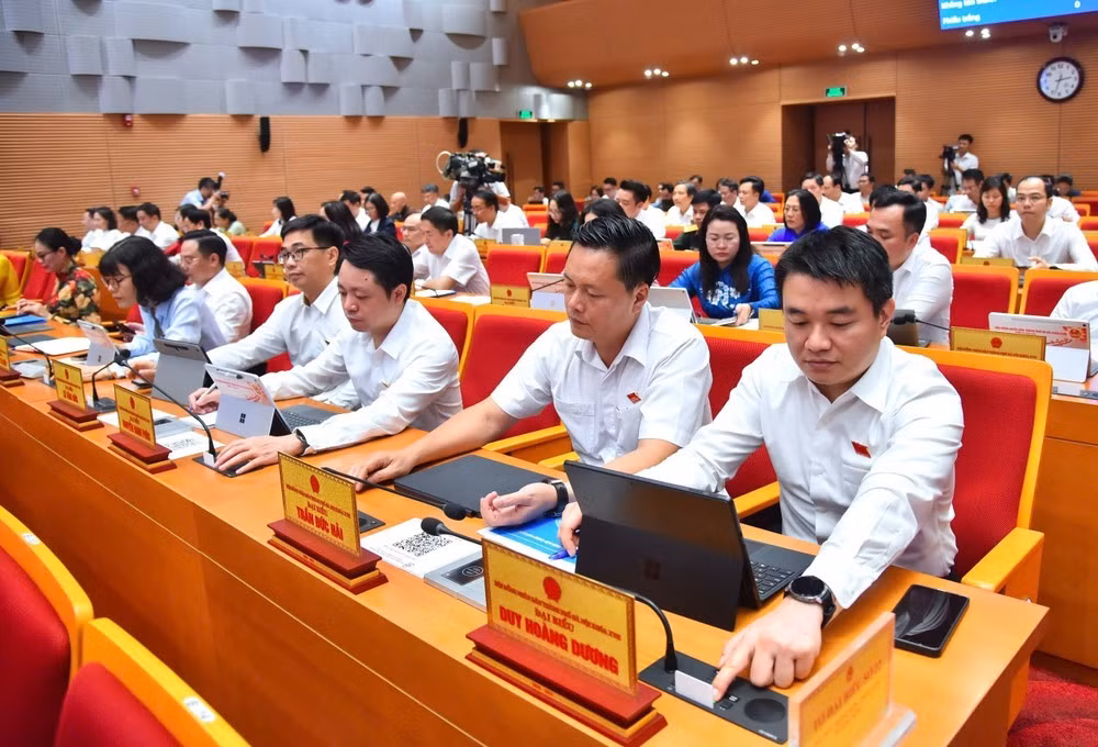 Các đại biểu HĐND TP Hà Nội bấm nút thông qua nghị quyết. Ảnh: Hợp Nguyễn