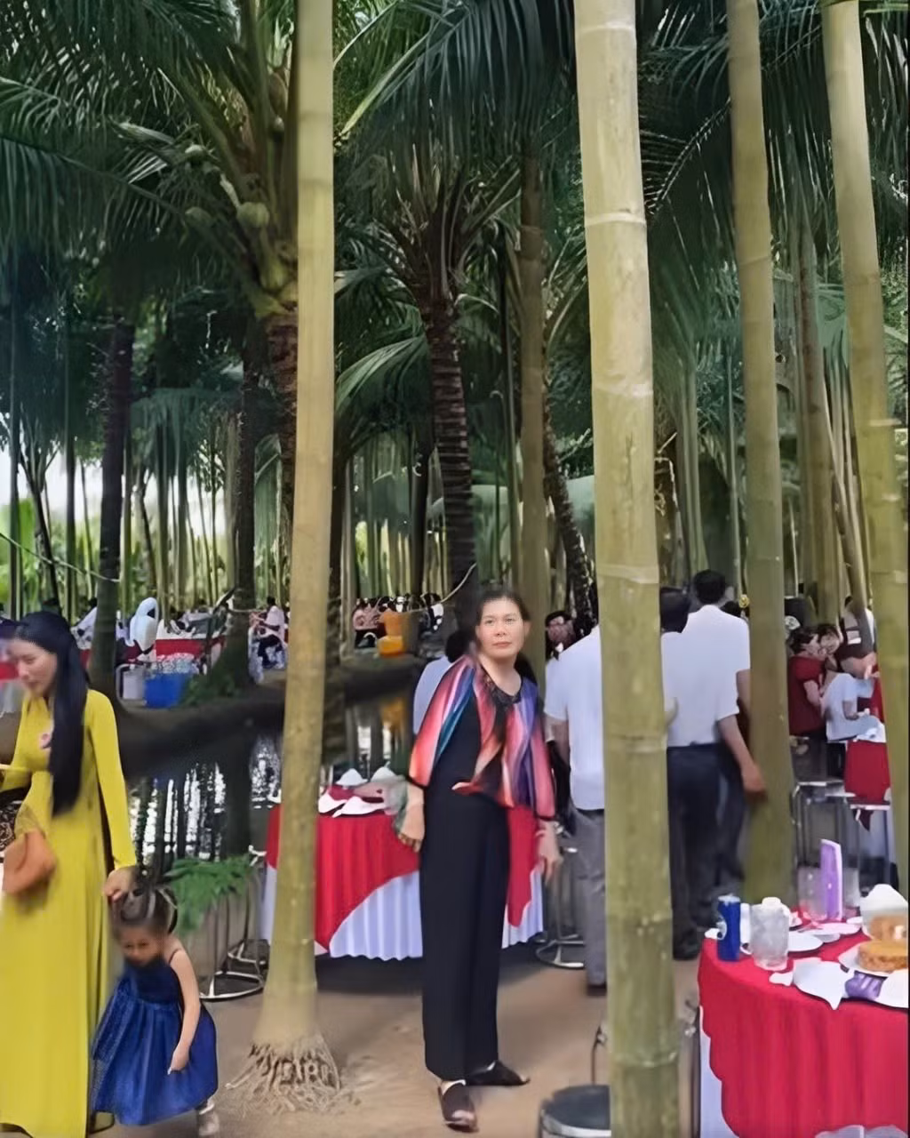 Điểm đặc biệt nhất chính là sự kết hợp hài hòa giữa hệ thống mương vũng đặc trưng của miền Tây và các dãy bàn tiệc. Thực khách ngồi dự tiệc không chỉ được tận hưởng bóng mát từ những tán lá dừa mà còn cảm nhận được làn gió mát rượi thổi lên từ mặt nước, tạo nên một không gian thoáng đãng, dễ chịu.