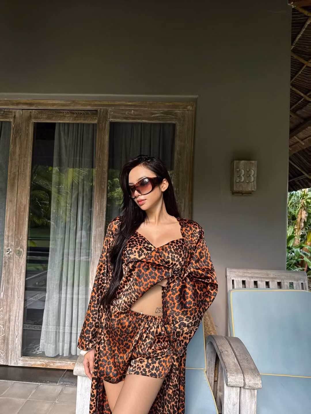Những hình ảnh được đăng tải cho thấy Quỳnh Như đang tận hưởng kỳ nghỉ tại một resort cao cấp, với không gian xanh mát và kiến trúc mộc mạc nhưng tinh tế. (Ảnh: IGNV)