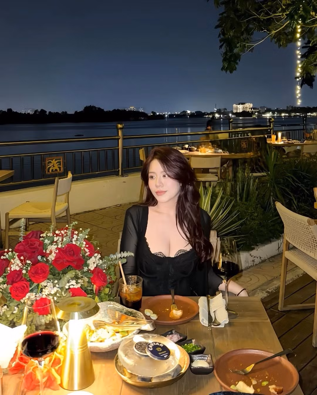 Cô nàng thường chuộng phong cách thời trang trẻ trung, năng động nhưng vẫn giữ được sự tinh tế, kín đáo. Đôi khi, cô cũng khoe những khoảnh khắc trưởng thành với trang phục, phụ kiện hàng hiệu, thể hiện gu thẩm mỹ cá nhân. (Ảnh: IGNV)