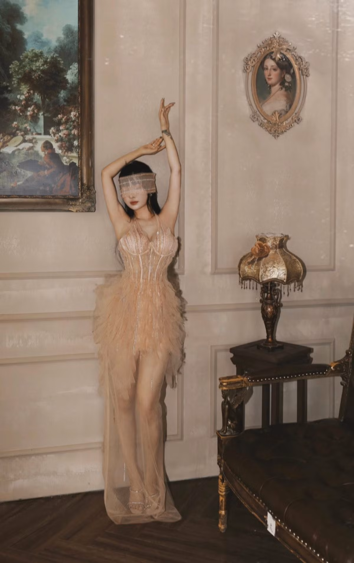 Trong một bộ ảnh, Mina Phạm diện thiết kế theo phom corset siết eo, chân váy xòe bồng bềnh bằng chất liệu xuyên thấu, đính kết lấp lánh giúp cô khoe trọn vòng một gợi cảm và đôi chân thon dài. (Ảnh: FBNV)