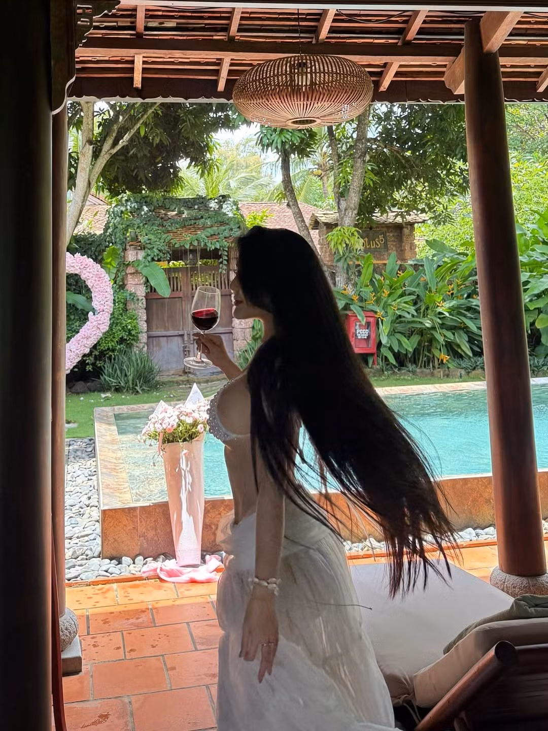Nàng hot girl Sài thành diện trang phục màu trắng tinh khôi, nổi bật là chiếc áo bra top đính hạt lấp lánh, thiết kế theo mốt lộ chân ngực đầy táo bạo và gợi cảm. (Ảnh: IGNV)