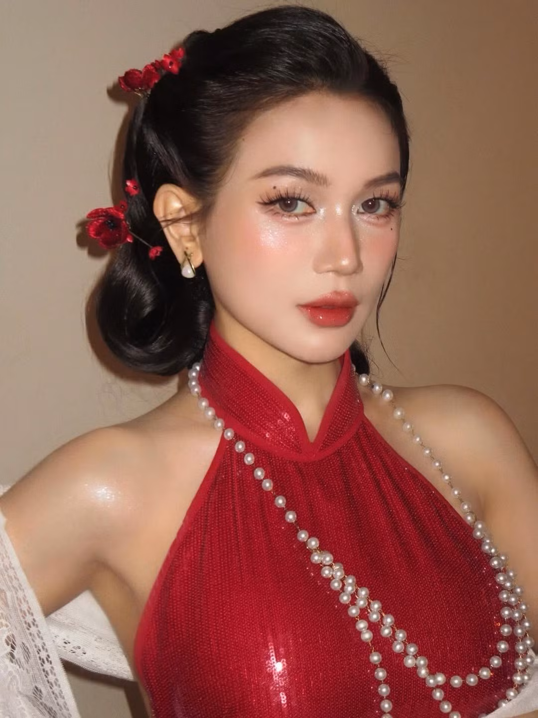 Cô nàng khéo léo chọn lựa trang phục và phụ kiện tinh tế, từ chiếc váy cổ yếm đỏ thuần mang hơi hướng vintage, đến chuỗi ngọc trai rũ xuống phần ngực, tất cả đều tôn lên vẻ đẹp kiêu sa, đài các. (Ảnh: IGNV)