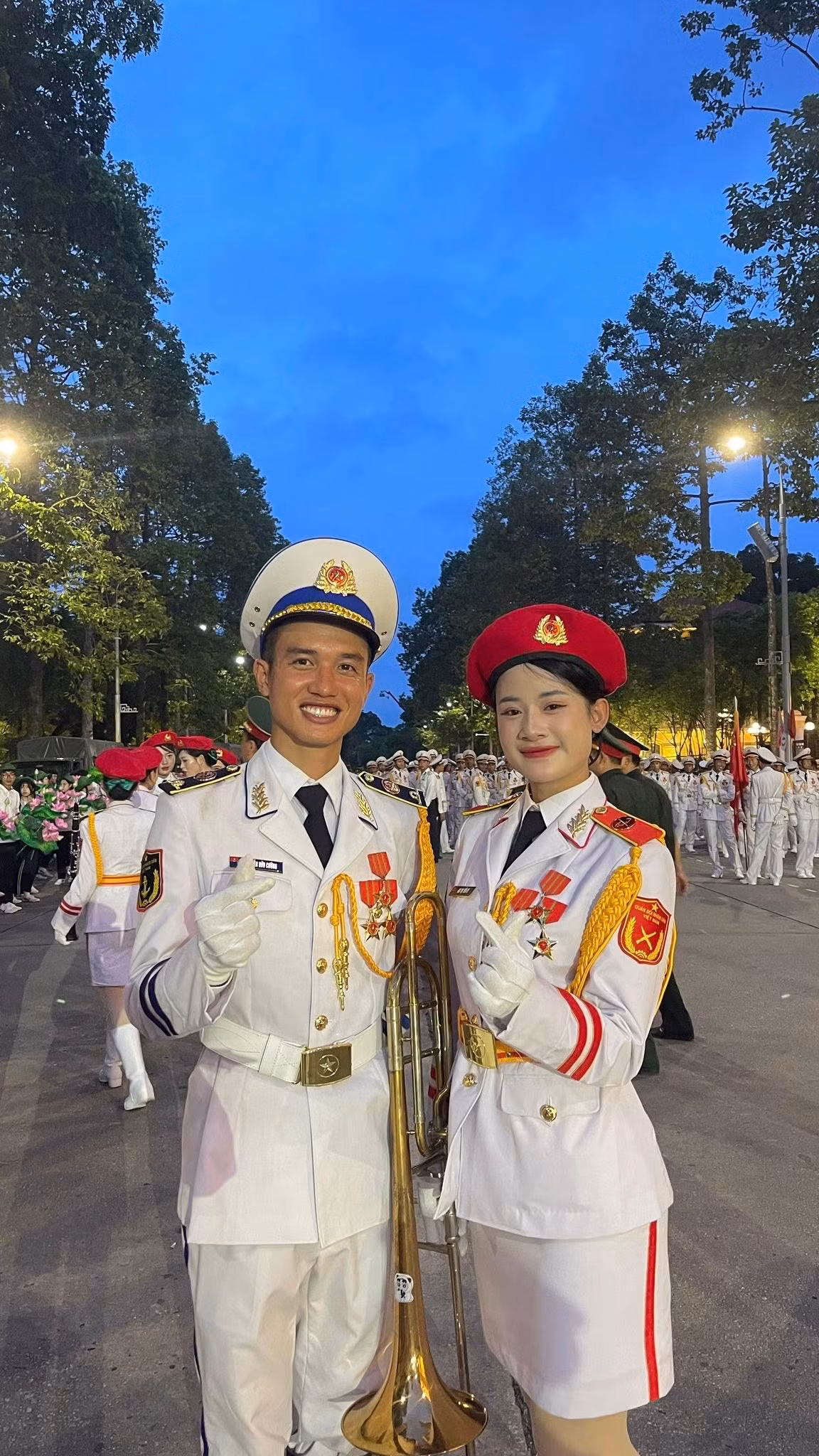 Chiến sĩ Nguyễn Hữu Cường (thuộc khối diễu binh Danh dự 3 Quân chủng) được nhiều người gọi vui với danh xưng "hot boy quân nhân hay cười" bởi anh chàng luôn xuất hiện với hình ảnh rạng rỡ, tràn đầy năng lượng. (Ảnh: FB Nguyễn Hữu Cường)
