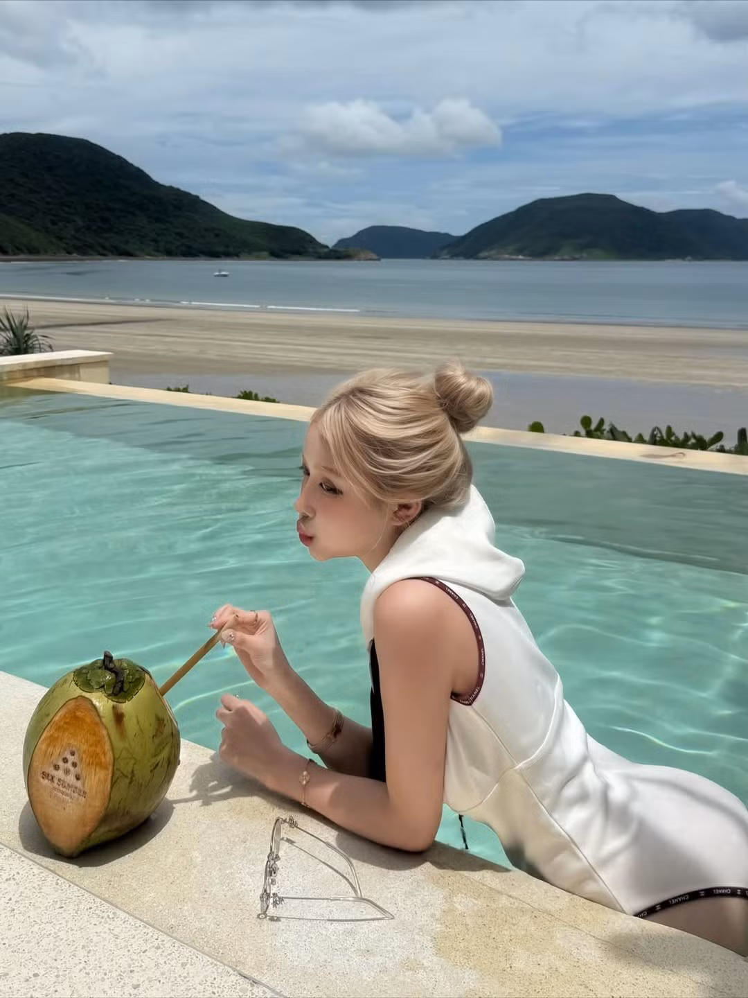 Với dòng trạng thái ngắn gọn "Mời cả nhà ăn sáng", cô nàng đã chiêu đãi người xem một bữa tiệc thị giác nóng bỏng bên hồ bơi. (Ảnh: FBNV)