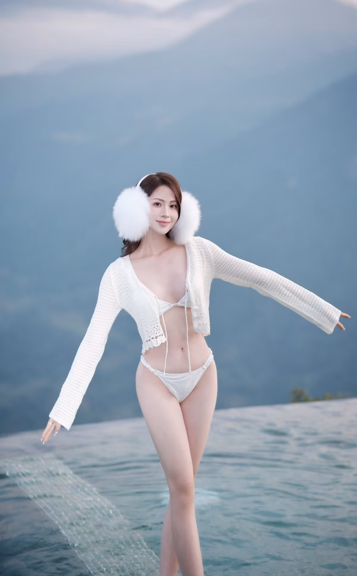 Sự đối lập giữa trang phục "mát mẻ" và khung cảnh se lạnh, bồng bềnh mây núi đã tạo nên một bộ ảnh cực kỳ bắt mắt. (Ảnh: FBNV)