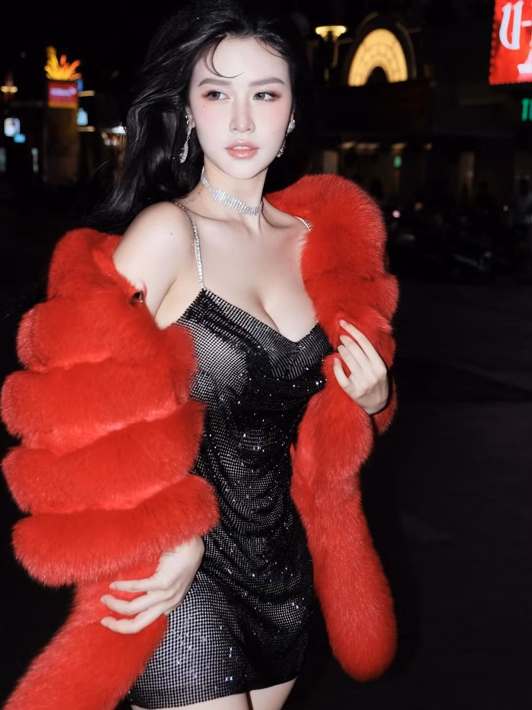 Phong cách của Quyên Qui là sự pha trộn giữa vẻ ngọt ngào, ngây thơ và sự quyến rũ, hiện đại. Với số đo hình thể chuẩn, Quyên Qui luôn ưu tiên những thiết kế ôm sát, cắt xẻ táo bạo hoặc áo cúp ngực để khoe trọn đường cong và vòng eo "con kiến".(Ảnh: IGNV)