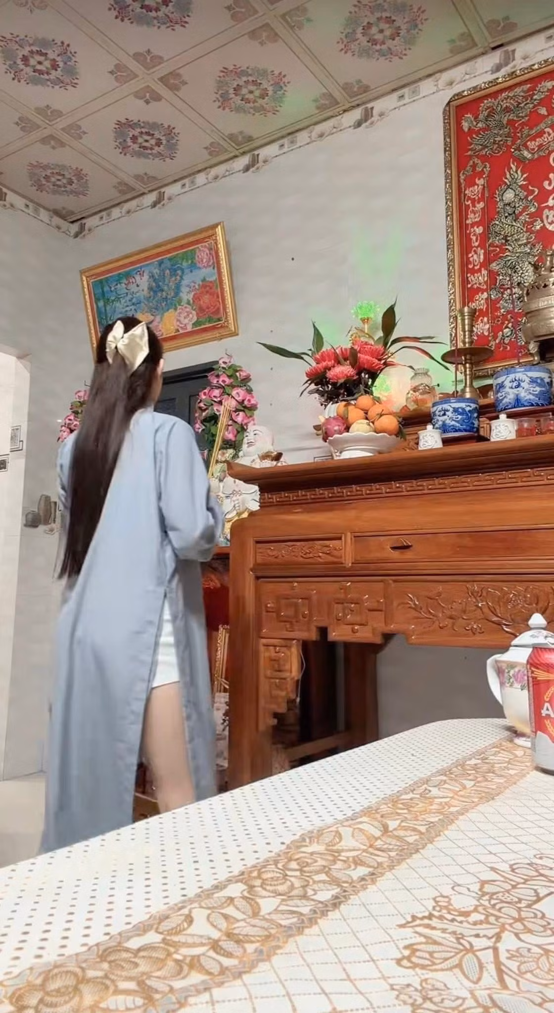 Rất nhiều người dùng mạng xã hội cho rằng đây là cách ăn mặc phản cảm, thiếu sự thành kính tối thiểu đối với không gian thờ cúng linh thiêng.