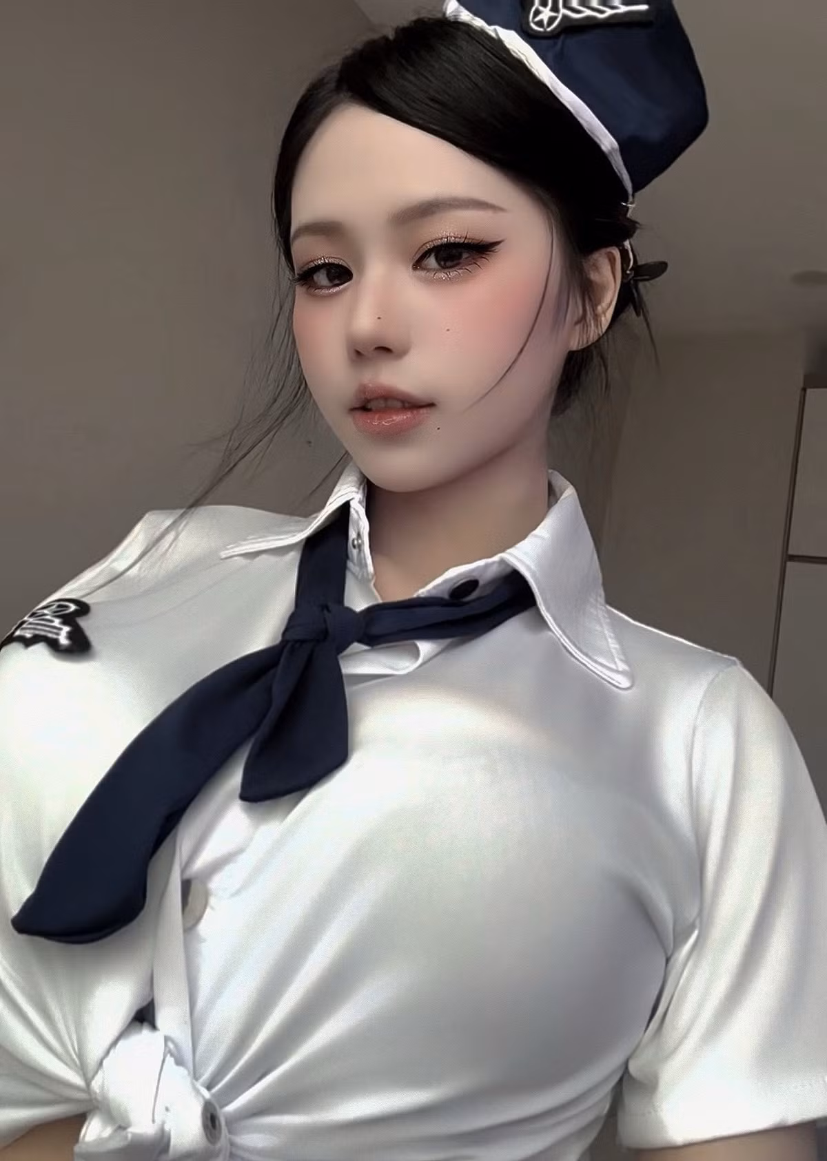 Điểm đặc biệt của bộ trang phục này còn là chiếc mũ và khăn quàng cổ, kết hợp cùng đôi tất trắng cao quá gối với họa tiết dây đan độc đáo, tôn lên đôi chân thon dài và tạo nên tổng thể vừa thanh lịch vừa gợi cảm. (Ảnh: FBNV)