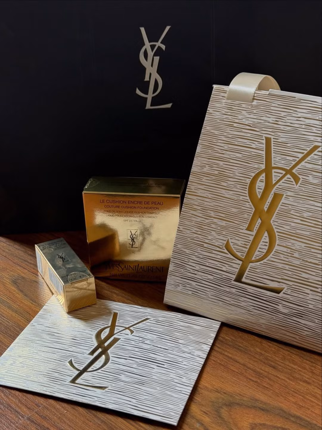 Cùng với đó là bộ sản phẩm làm đẹp cao cấp đến từ thương hiệu đình đám Yves Saint Laurent (YSL).(Ảnh: IGNV)