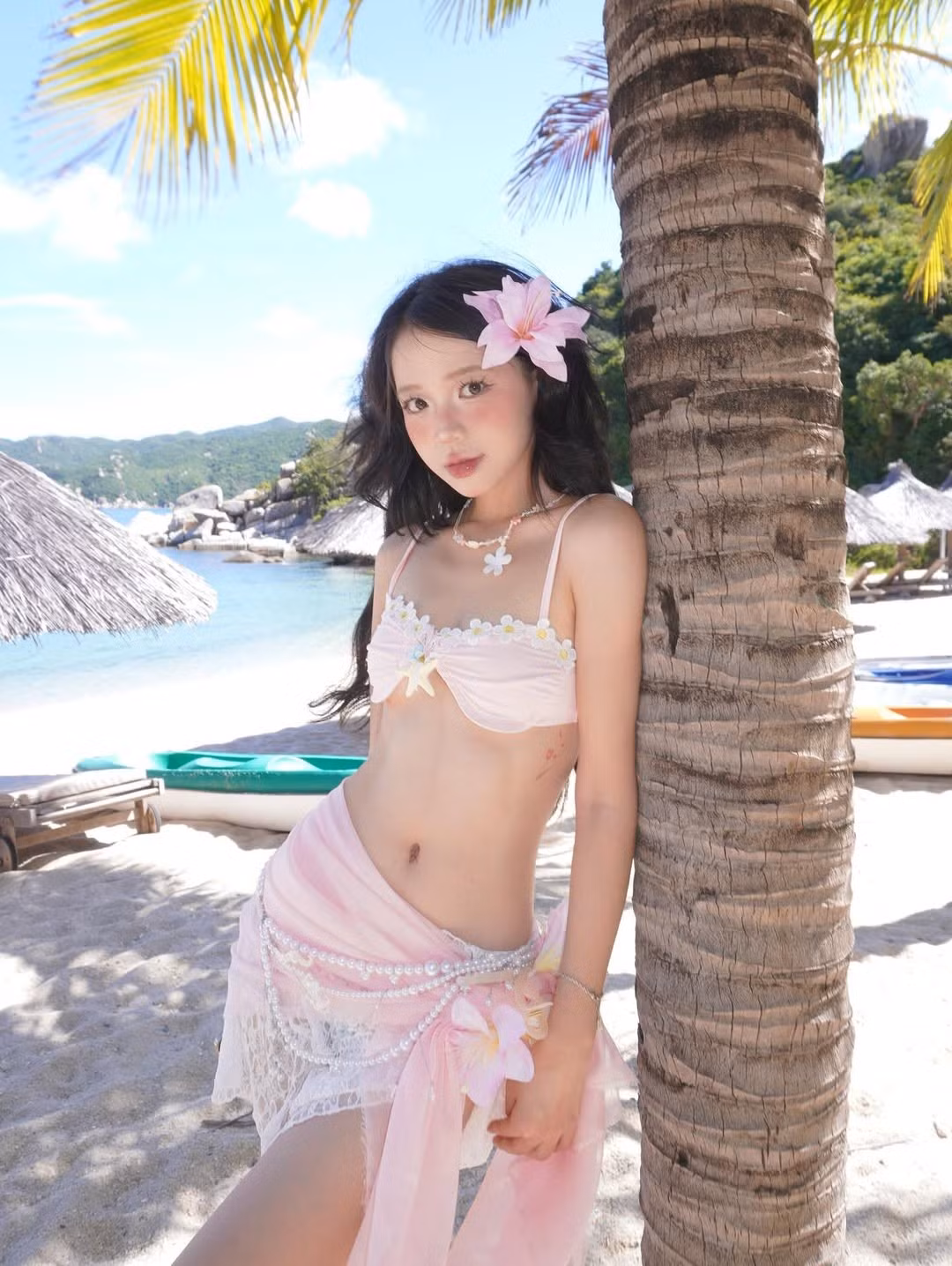 Cô nàng sở hữu nhan sắc xinh đẹp, pha lẫn giữa nét ngây thơ, ngọt ngào với sự phóng khoáng, gợi cảm.