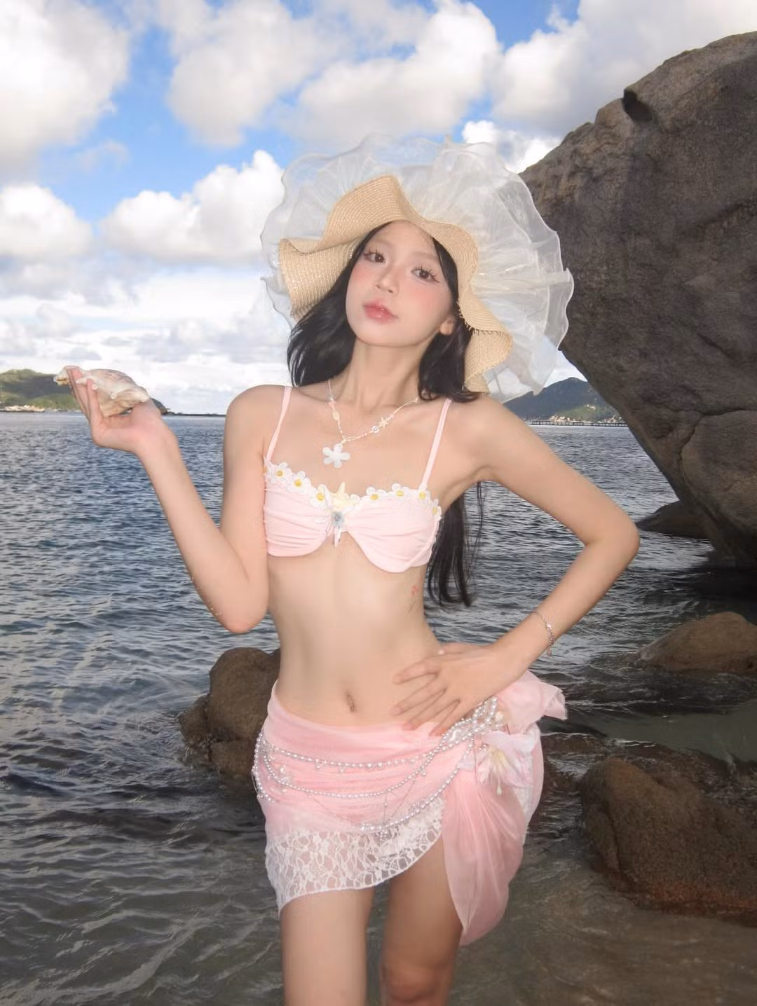 Ở phần bình luận, nhiều người không khỏi xuýt xoa trước nhan sắc "nàng thơ của biển cả" này.