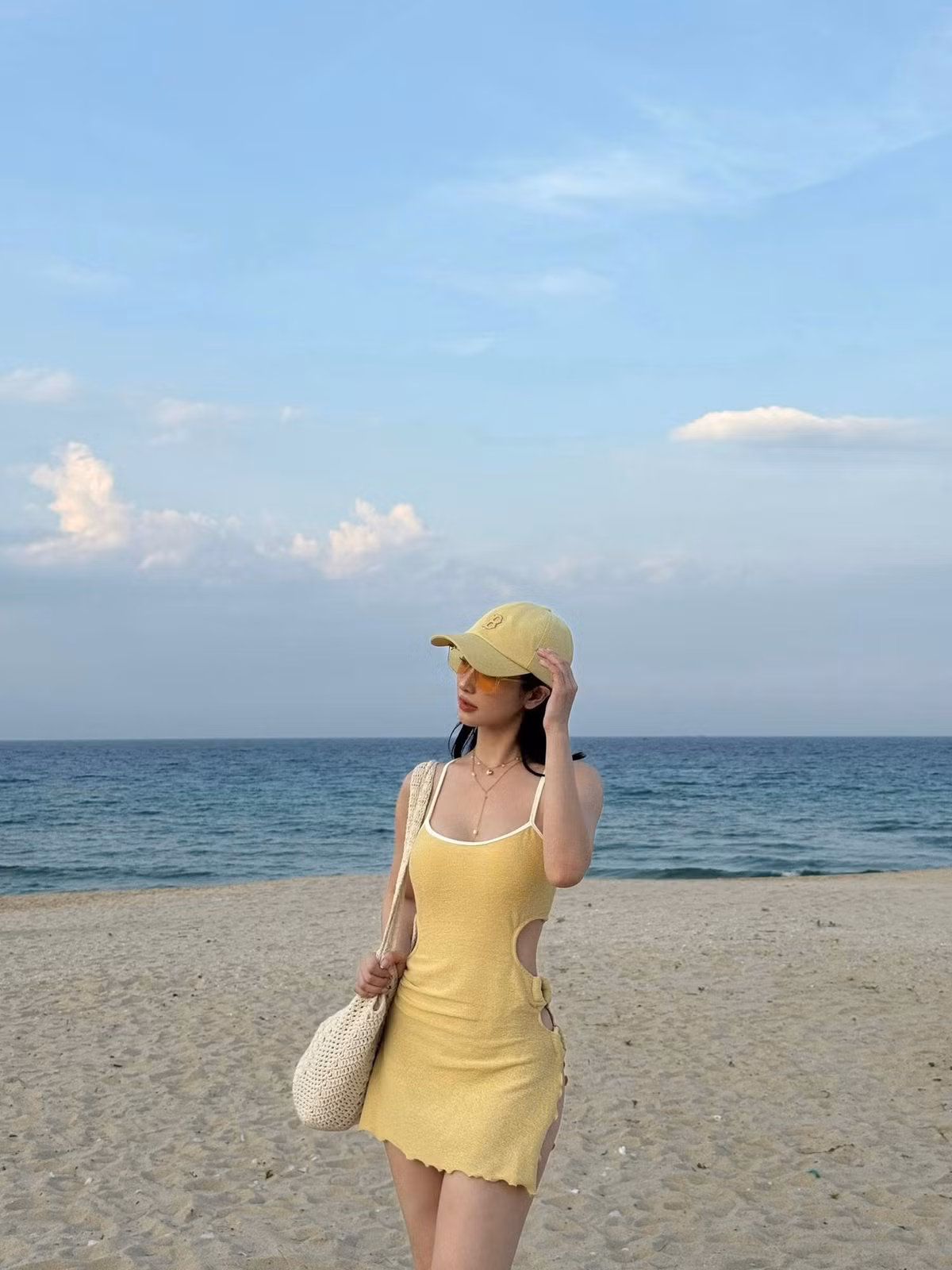 Chiếc váy màu vàng nhạt với những đường cắt xẻ tinh tế ở eo và đùi đã giúp nữ diễn viên khoe trọn vòng eo con kiến và đôi chân dài thon gọn. (Ảnh: IGNV)
