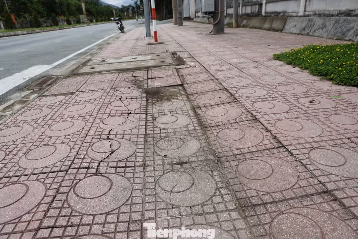 Vỉa hè tuyến đường có chỗ cũng đã bị vỡ, hư hỏng.